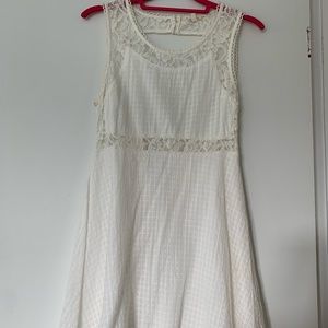 En creme- cream colored dress